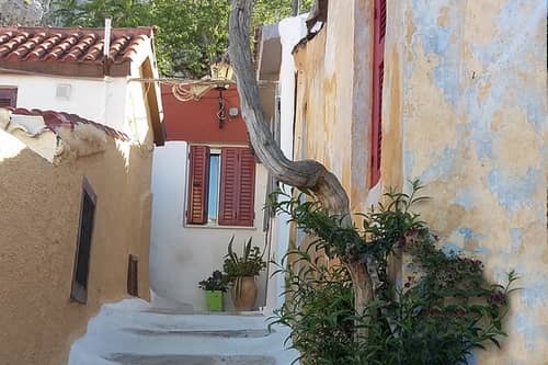 Photographie d'une des rues étroites du quartier de Pláka