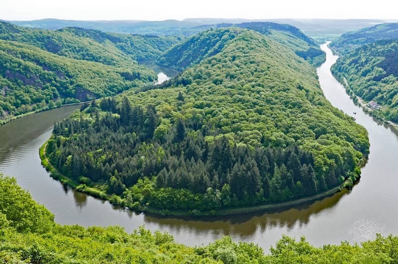 Photographie de la Sarre en Allemagne, en ligne sur Pixabay : https://pixabay.com/fr/photos/boucle-de-la-sarre-mettlach-orscholz-3410864/