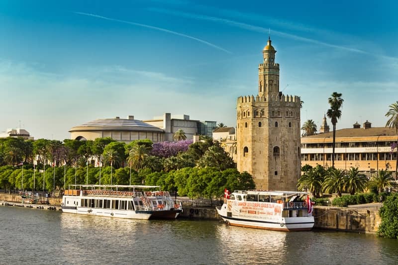 Photographie du Guadalquivir à Séville en Espagne, en ligne sur Pixabay : https://pixabay.com/fr/photos/tour-d-or-guadalquivir-s%c3%a9ville-2063563/