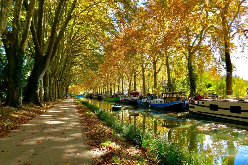 Photographie d'un canal près de Toulouse en France, en ligne sur Pixabay :  https://pixabay.com/fr/photos/nature-canal-voyager-tourisme-6752421/