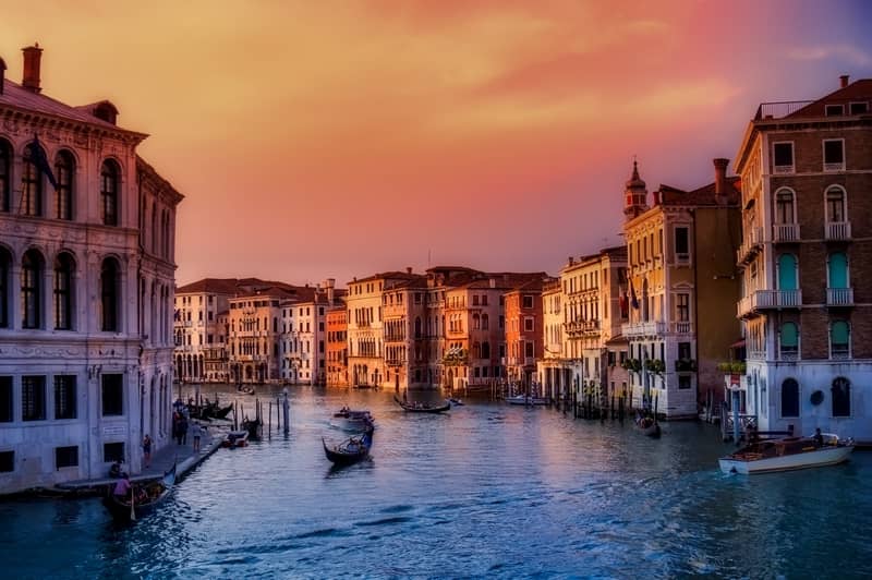 Photographie de Venise en Italie, en ligne sur Pixabay : https://pixabay.com/fr/photos/venise-italie-bateaux-ville-urbain-2451047/