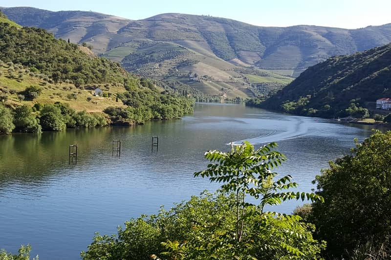 Photographie du Douro au Portugal, en ligne sur Pixabay : https://pixabay.com/fr/photos/fleuve-douro-le-portugal-5139525/