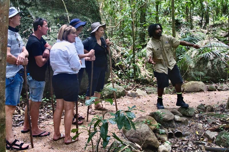 Photographie d'un guide touristique, en ligne sur Pixabay : https://pixabay.com/fr/photos/guide-touristique-d%c3%a9monstrateur-6816049/