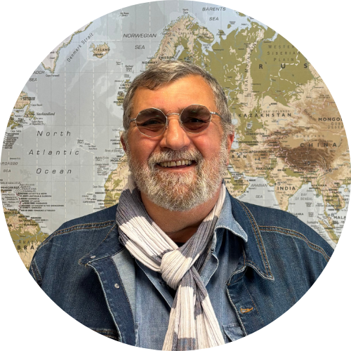 Portrait de Thierry, chauffeur de la navette Cap Croisières Voyages pour des départs de votre domicile en tout confort