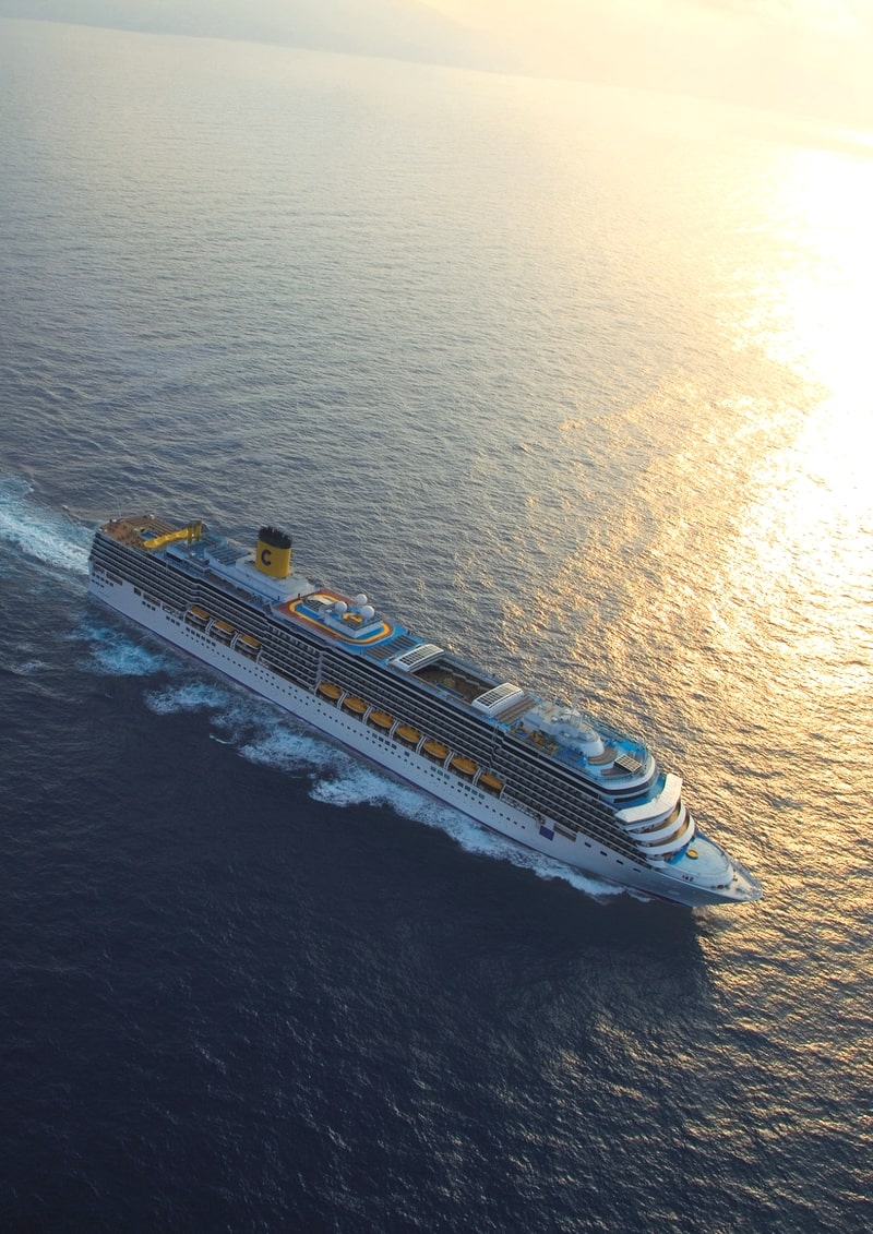 Photographie aérienne du Costa Luminosa navigant au soleil couchant