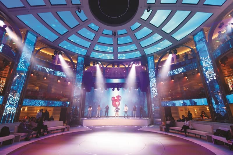 Photographie du Colosseo, salle de spectacle centrale à bord du Costa Smeralda